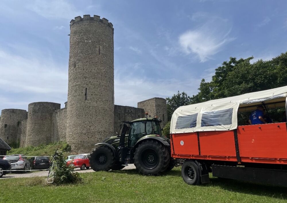 Planwagenfahrt an der Burg