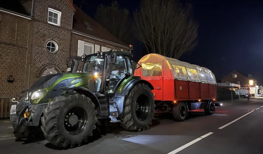 Planwagen in der Nacht